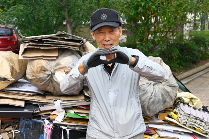 18일 오전 폐지줍는 교장으로 알려진 김종태(78)씨가 영남일보와 인터뷰에서 폐지를 주워 기부를 하게 된 계기를 말하고 있다. <이윤호기자 yoonhohi@yeongnam.com>