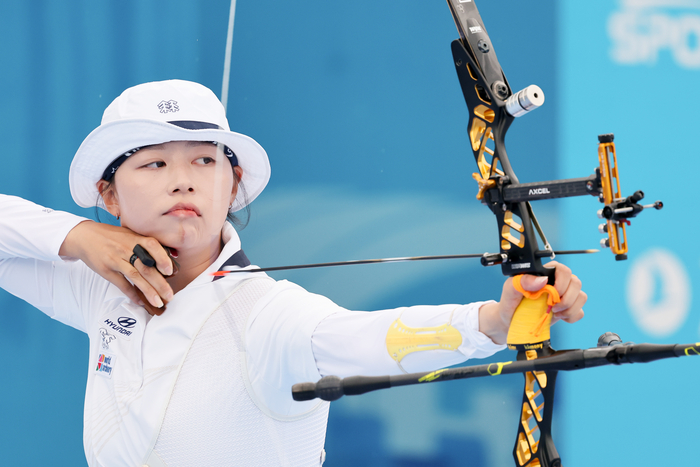 지난달 12일 광주 동구 국립아시아문화전당 5·18민주광장에서 열린 2025 세계양궁선수권대회 리커브 여자 개인전 16강에서 임시현이 화살을 쏘고 있다. 연합뉴스