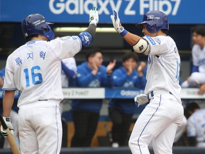 6일 대구 삼성라이온즈파크에서 열린 2025 KBO 포스트시즌 와일드카드 1차전 삼성 라이온즈와 NC 다이노스의 경기. 5회말 2사 상황에서 타석에 들어선 삼성 이성규가 솔로홈런을 친 후 동료들의 축하를 받고 있다. 연합뉴스