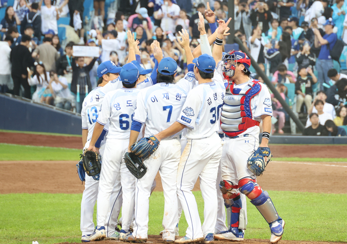 7일 대구 삼성라이온즈파크에서 열린 2025 KBO 포스트시즌 와일드카드 2차전 삼성 라이온즈와 NC 다이노스의 경기. 삼성 선수들이 승리한 뒤 기뻐하고 있다. / 사진=연합뉴스