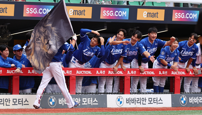 9일 인천 SSG랜더스필드에서 열린 2025 프로야구 KBO리그 포스트시즌 준플레이오프 1차전 삼성 라이온즈와 SSG 랜더스의 경기. 1회초 선두 타자로 나선 삼성 이재현이 좌월 솔로 홈런을 날리고 더그아웃에서 동료선수들과 하이파이브를 하고 있다. 연합뉴스