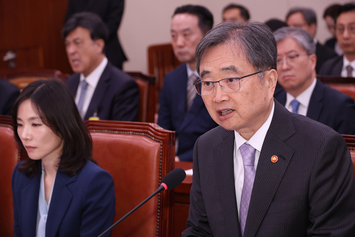 질의에 답하는 조현 외교부 장관
    (서울=연합뉴스) 박동주 기자 = 조현 외교부 장관이 13일 서울 여의도 국회에서 열린 외교통일위원회 국정감사에서 의원 질의에 답하고 있다. 2025.10.13
    pdj6635@yna.co.kr
(끝)


<저작권자(c) 연합뉴스, 무단 전재-재배포, AI 학습 및 활용 금지>