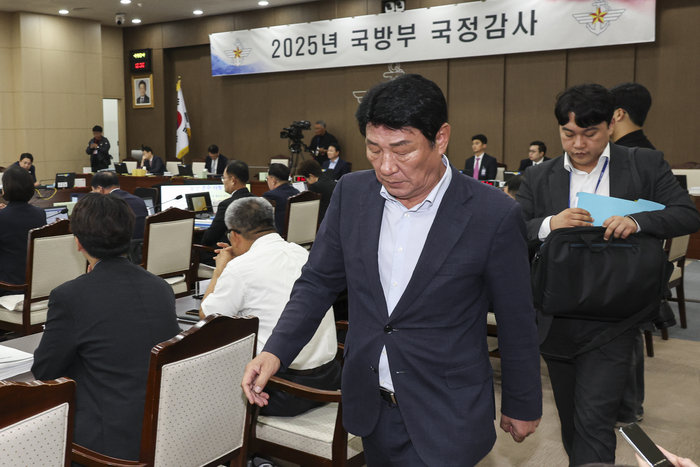 이재명 정부 첫 국정감사가 시작된 13일 서울 용산구 국방부 청사에서 열린 2025 국방부 국정감사에서 국민의힘 강대식 의원이 국정감사장을 나서고 있다. 연합뉴스