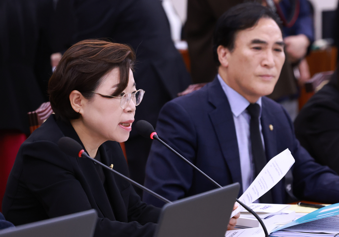 국민의힘 김정재 의원이 13일 서울 여의도 국회에서 국토교통부 등에 대한 국토교통위원회 국정감사에 앞서 열린 전체회의에서 신상 발언을 하고 있다. 연합뉴스
