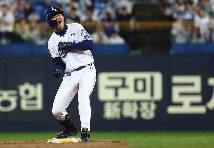 13일 대구 삼성라이온즈파크에서 열린 2025 KBO 프로야구 포스트시즌 준플레이오프 3차전 SSG 랜더스와 삼성 라이온즈의 경기. 3회말 2사 2루 삼성 구자욱이 1타점 2루타를 치고 기뻐하고 있다. 연합뉴스