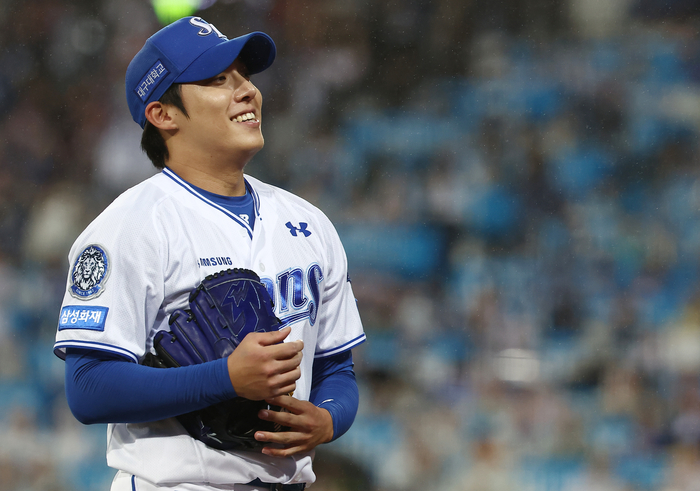 지난 13일 대구 삼성라이온즈파크에서 열린 2025 KBO 프로야구 포스트시즌 준플레이오프 3차전 SSG 랜더스와 삼성 라이온즈의 경기. 7회초 삼성 선발 원태인이 교체되며 미소를 보이고 있다. 연합뉴스