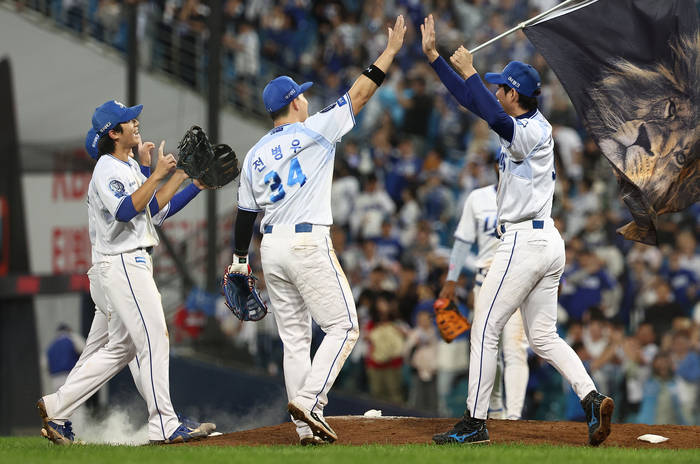 지난 14일 대구 삼성라이온즈파크에서 열린 2025 KBO 프로야구 포스트시즌 준플레이오프 4차전 SSG 랜더스와 삼성 라이온즈의 경기. 5-2로 승리한 삼성 선수들이 기뻐하고 있다. 연합뉴스