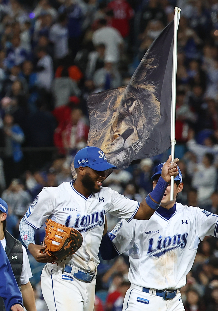 지난 14일 대구 삼성라이온즈파크에서 열린 2025 KBO 프로야구 포스트시즌 준플레이오프 4차전 SSG 랜더스와 삼성 라이온즈의 경기. 5-2로 승리한 삼성 디아즈가 사자 깃발을 들고 기뻐하고 있다. 연합뉴스