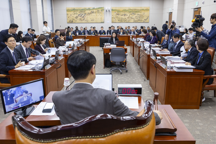 김영호 국회 교육위원회 위원장이 16일 국회 교육위원회 국정감사를 시작하고 있다. 연합뉴스