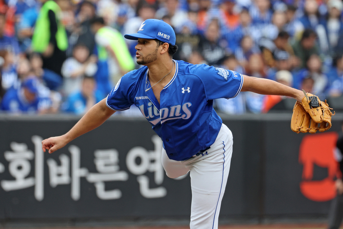 18일 대전 한화생명볼파크에서 열린 2025 KBO 프로야구 포스트시즌 플레이오프 1차전 삼성 라이온즈와 한화 이글스의 경기. 1회말 삼성 선발 가라비토가 힘차게 공을 던지고 있다. 연합뉴스