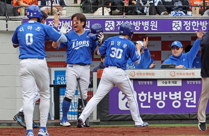 18일 대전 한화생명볼파크에서 열린 2025 KBO 프로야구 포스트시즌 플레이오프 1차전 삼성 라이온즈와 한화 이글스의 경기. 2회초 무사 2, 3루 삼성 이재현 2루타 때 득점한 김영웅과 디아즈가 동료들과 기쁨을 나누고 있다. 연합뉴스