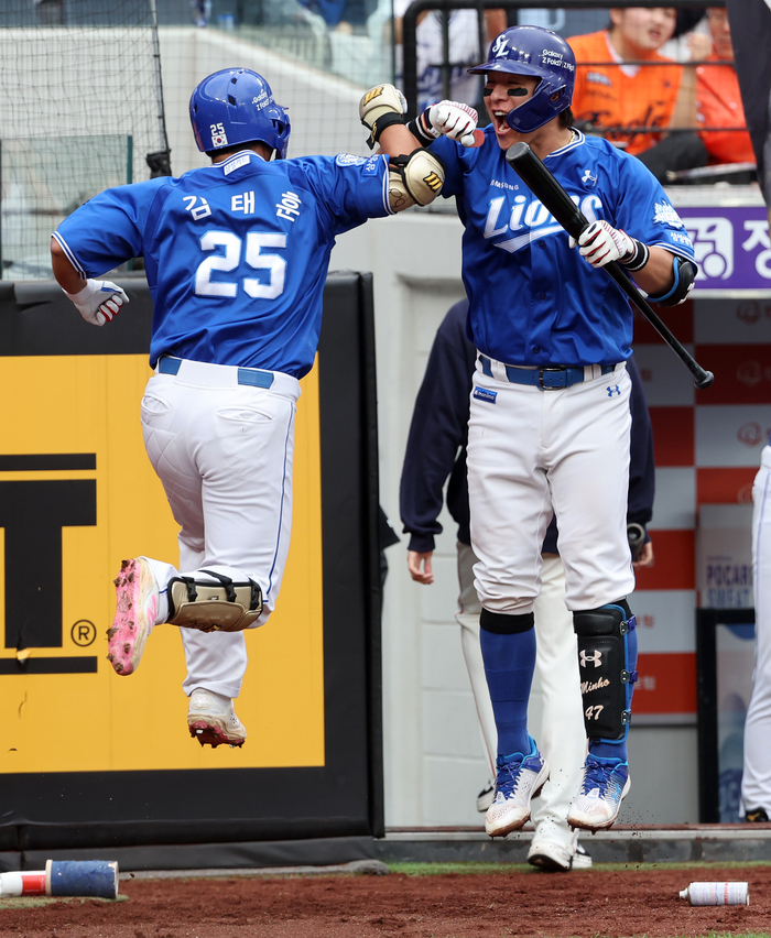 18일 대전 한화생명볼파크에서 열린 2025 KBO 프로야구 포스트시즌 플레이오프 1차전 삼성 라이온즈와 한화 이글스의 경기. 4회초 무사 때 1점 홈런을 쳐낸 삼성 김태훈이 강민호와 기쁨을 나누고 있다. 연합뉴스
