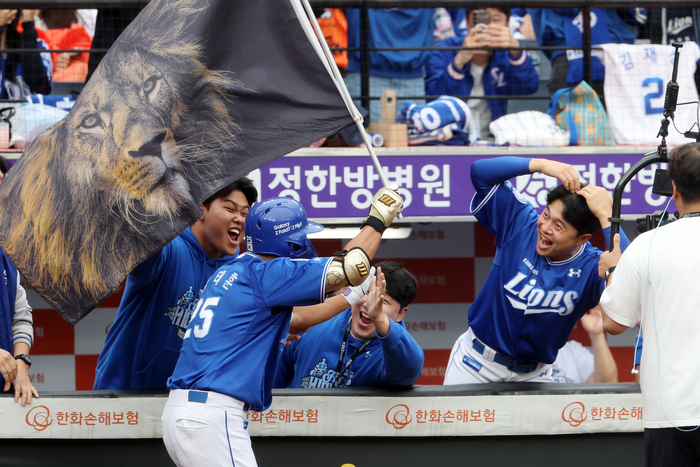 18일 대전 한화생명볼파크에서 열린 2025 KBO 프로야구 포스트시즌 플레이오프 1차전 삼성 라이온즈와 한화 이글스의 경기. 4회초 무사 때 1점 홈런을 쳐낸 삼성 김태훈이 동료들의 축하를 받고 있다. 연합뉴스