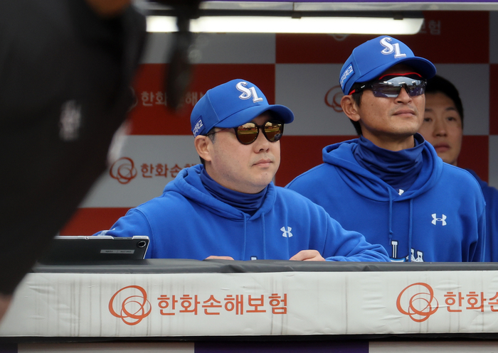 18일 대전 한화생명볼파크에서 열린 2025 KBO 프로야구 포스트시즌 플레이오프 1차전 삼성 라이온즈와 한화 이글스의 경기. 삼성 박진만 감독이 선수들을 바라보고 있다. 연합뉴스