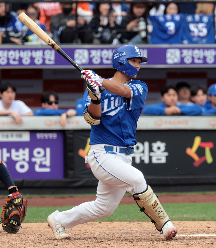 19일 대전 한화생명볼파크에서 열린 2025 프로야구 KBO리그 포스트시즌 플레이오프 2차전 삼성 라이온즈와 한화 이글스의 경기. 5회초 1사 1루 삼성 김태훈이 우익수 앞 1루타를 치고 있다. 연합뉴스