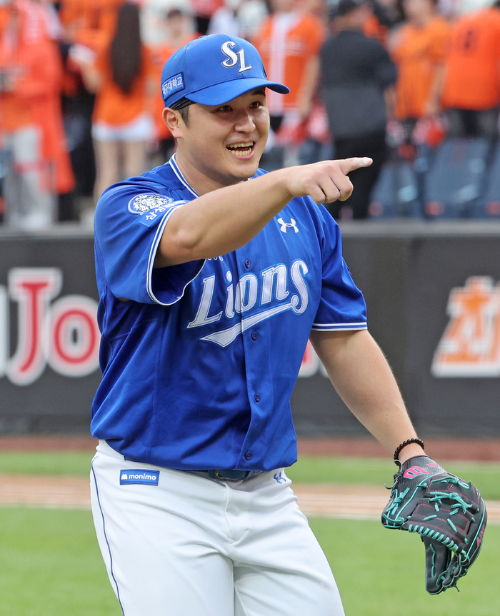 지난 19일 대전한화생명볼파크에서 열린 2025 프로야구 KBO리그 포스트시즌 플레이오프 2차전 삼성 라이온즈와 한화 이글스의 경기. 7회말 수비를 마친 삼성 최원태가 더그아웃으로 들어가며 환호하고 있다. 연합뉴스