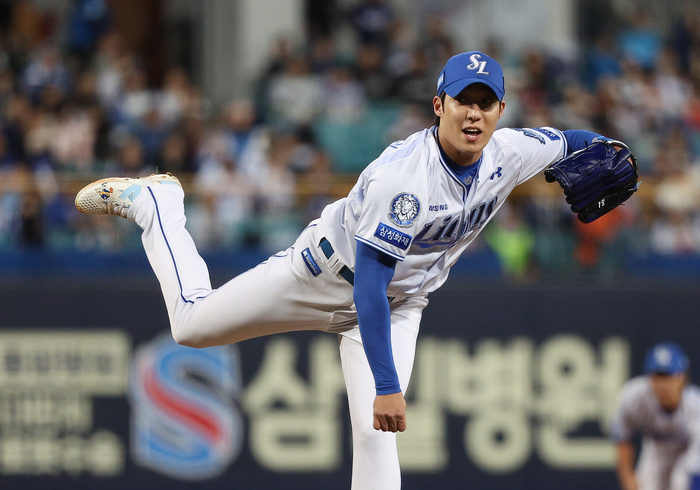 22일 대구 삼성라이온즈파크에서 열린 2025 프로야구 KBO리그 포스트시즌 플레이오프 4차전 한화 이글스와 삼성 라이온즈의 경기. 1회초 삼성 선발투수 원태인이 역투하고 있다. 연합뉴스