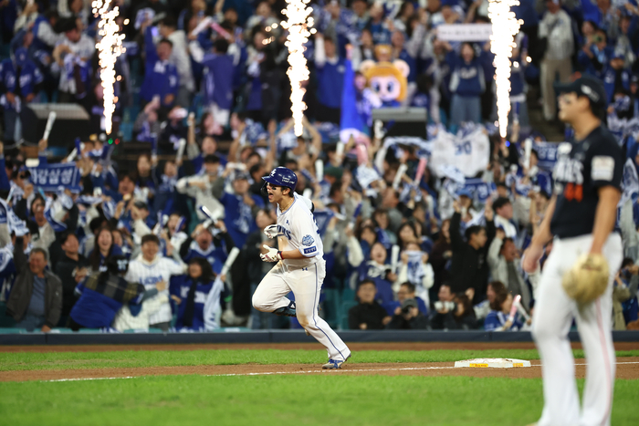 22일 대구삼성라이온즈파크에서 열린 2025 KBO 포스트시즌 플레이오프 한화 이글스 대 삼성 라이온즈 4차전. 6회 말 1사 1,3루 때 삼성 김영웅이 3점 홈런을 친 후 그라운드를 달리고 있다. 연합뉴스