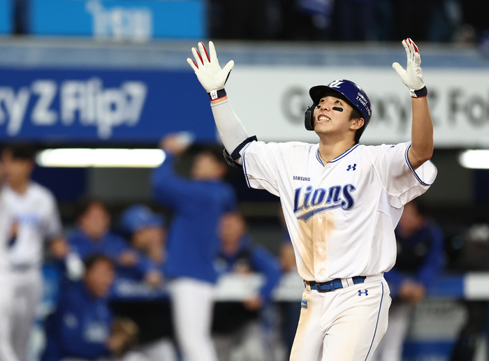 22일 대구삼성라이온즈파크에서 열린 2025 KBO 포스트시즌 플레이오프 한화 이글스 대 삼성 라이온즈 4차전. 7회말 1사 1,2루 때 삼성 김영웅이 3점 홈런을 친 후 기뻐하고 있다. 연합뉴스