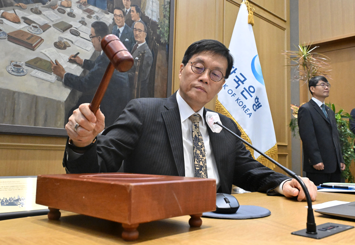 이창용 한국은행 총재가 23일 서울 중구 한국은행 본관에서 열린 금융통화위원회 본회의에서 의사봉을 두드리고 있다. / 사진=연합뉴스