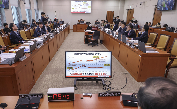 국민의힘 김은혜 의원이 23일 국회 국토교통위원회에서 열린 2025년도 국토위 산하 기관에 대한 국정감사에서 이상경 국토부 1차관의 아파트 갭투자 논란과 관련해 질의하고 있다. 연합뉴스