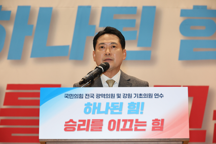 격려사하는 장동혁 대표
    (서울=연합뉴스) 박동주 기자 = 27일 서울 여의도 국회 의원회관에서 열린 국민의힘 전국 광역의원 및 강원도 기초의원 연수에서 국민의힘 장동혁 대표가 격려사를 하고 있다. 2025.10.27
    pdj6635@yna.co.kr
(끝)
<저작권자(c) 연합뉴스, 무단 전재-재배포, AI 학습 및 활용 금지>
