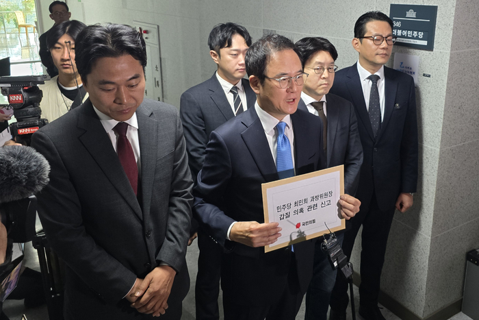 국민의힘 미디어특위 문호철 수석부위원장을 비롯한 위원들이 29일 서울 여의도 국회 의원회관 내 더불어민주당 을지로위원회 앞에서 최민희 과학기술정보방송통신위원장의 행정 직원에 대한 갑질 의혹과 관련해 신고를 하기에 앞서 신고 이유를 설명하고 있다. 연합뉴스