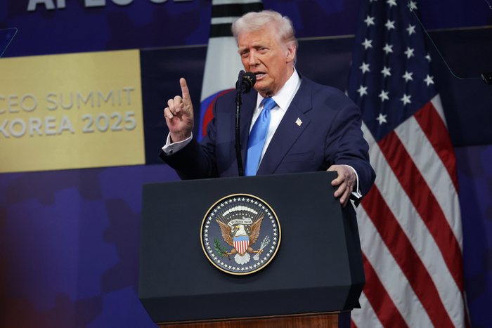 도널드 트럼프 미국 대통령이 29일 경주예술의전당에서 열린 2025 아시아태평양경제협력체(APEC) 정상회의 최고경영자(CEO) 서밋에서 연설하고 있다. 연합뉴스