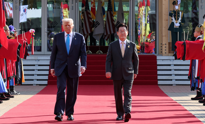 이재명 대통령과 도널드 트럼프 미국 대통령이 29일 경북 경주박물관에서 정상회담장으로 이동하고 있다.  연합뉴스