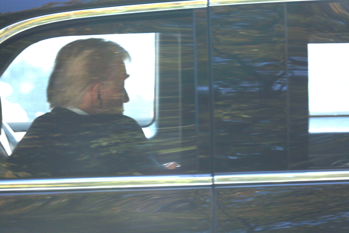 도널드 트럼프 미국 대통령이 30일 경주 힐튼호텔에서 전용 리무진 더비스트를 타고 인근 헬기장으로 이동하고 있다. 트럼프 대통령은 전날 아시아태평양경제협력체(APEC) 행사와 한미정상회담 참석 등을 위해 방한한 뒤 경주에서 1박 2일 일정을 소화했다. 연합뉴스