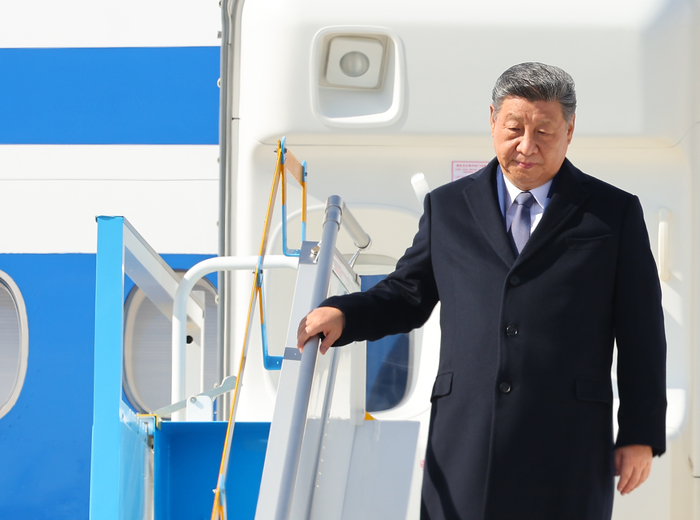 경주 APEC 정상회의 참석을 위해 국빈 방한한 시진핑 중국 국가주석이 30일 부산 김해국제공항에 도착해 전용기에서 내려오고 있다.  연합뉴스