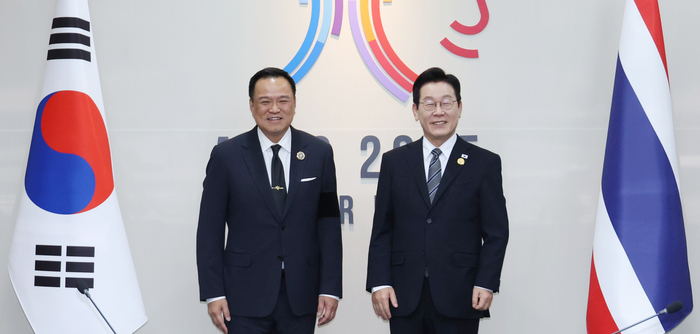 이재명 대통령과 아누틴 찬위라꾼 태국 총리가 30일 경북 경주 APEC 정상회의장에서 양자회담에 앞서 기념촬영을 하고 있다. 연합뉴스