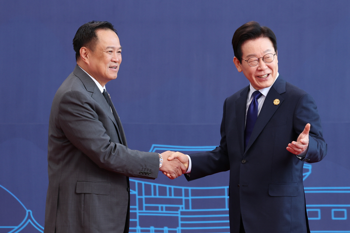 이재명 대통령이 31일 경주화백컨벤션센터(HICO)에서 열린 2025 아시아태평양경제협력체(APEC) 정상회의에 참석한 아누틴 찬위라꾼 태국 총리를 맞이하고 있다. 연합뉴스