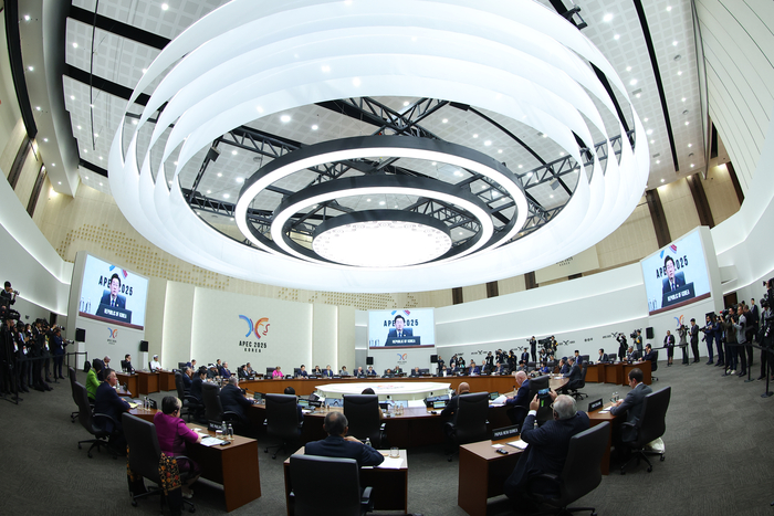 이재명 대통령이 31일 경주화백컨벤션센터(HICO)에서 열린 2025 아시아태평양경제협력체(APEC) 정상회의 제1세션을 주재하고 있다.  연합뉴스