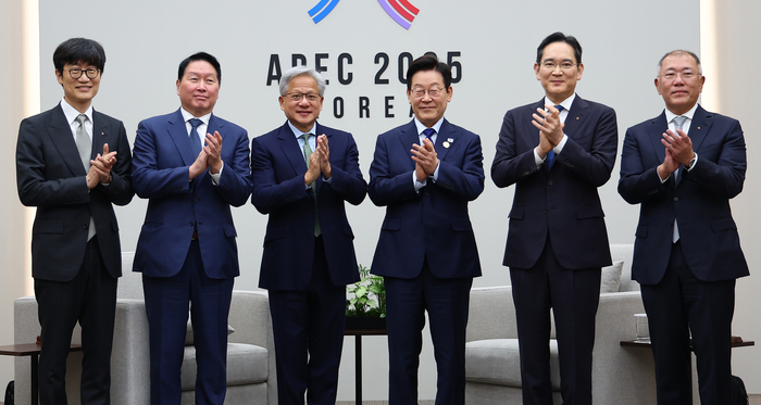 이재명 대통령이 31일 APEC 정상회의장인 경주화백컨벤션센터에서 젠슨 황 엔비디아 최고경영자 접견에 앞서 국내 기업 대표들과 함께 기념촬영을 하고 있다. 
    왼쪽부터 이해진 네이버 이사회 의장, 최태원 SK그룹 회장, 젠슨 황, 이재명 대통령, 이재용 삼성전자 회장, 정의선 현대차그룹 회장. 연합뉴스