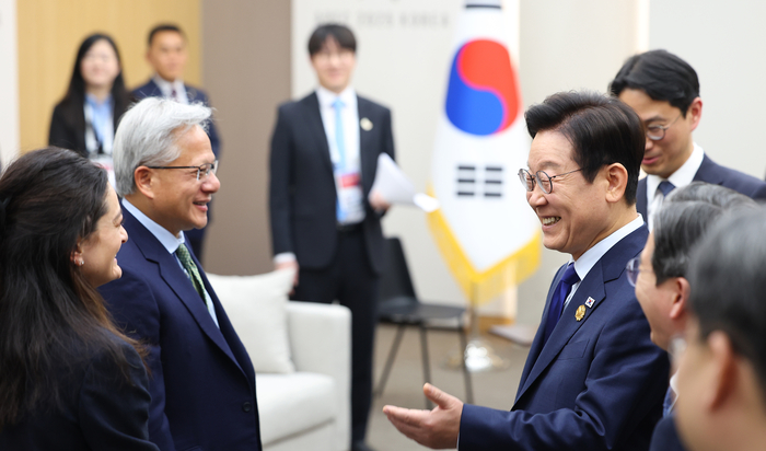 이재명 대통령이 31일 APEC 정상회의장인 경주화백컨벤션센터에서 면담을 위해 젠슨 황 엔비디아 최고경영자와 그의 딸을 맞이하고 있다. 엲바뉴스