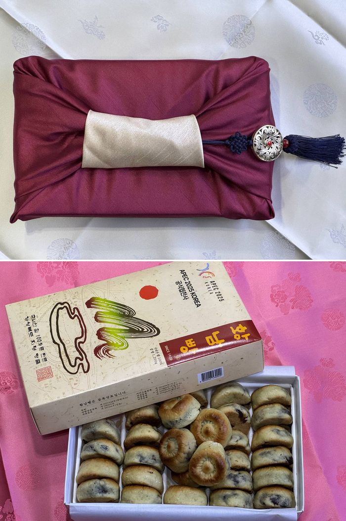 대통령실은 이재명 대통령이 시진핑 중국 국가주석을 환영한다는 뜻으로 중국 대표단에 경주의 명물인 황남빵을 전달했다고 31일 밝혔다.
    대통령실은 이재명 대통령이 모든 APEC 회원국 대표단에게도 황남빵을 선물할 것을 지시했다고 전했다. 연합뉴스