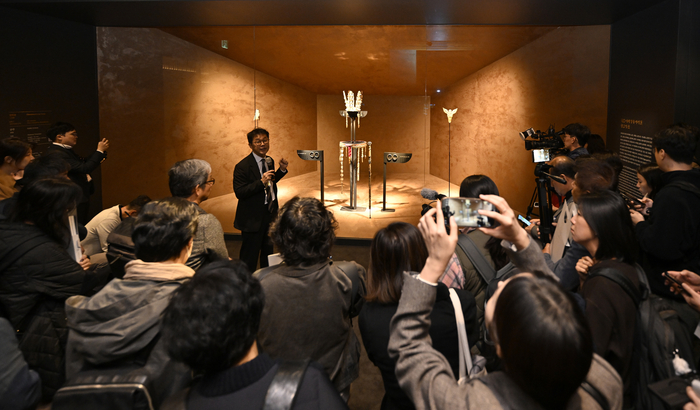 27일 오전 경북 경주시 국립경주박물관에서 열린 신라 금관, 권력과 위신 언론 공개회에서 신라 금관이 공개되고 있다. 아시아태평양경제협력체(APEC) 정상회의와 경주국립박물관 개관 80주년 기념으로 열린 이번 전시는 여섯 점의 신라 금관을 한자리에 모은 최초의 전시다. 이윤호기자 yoonhohi@yeongnam.com