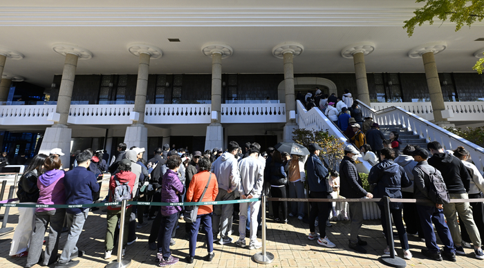 특별전 신라 금관, 권력과 위신 일반 관람이 시작된 2일 오후 경북 국립경주박물관에 관람객들이 줄지어 서있다.
이윤호기자 yoonhohi@yeongnam.com