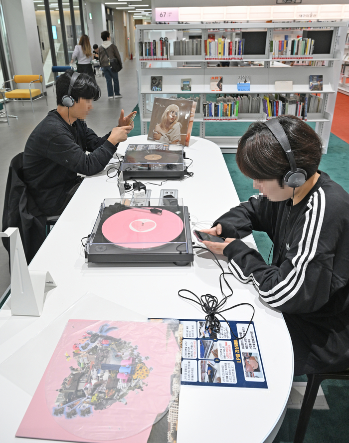 4일 오후 대구도서관을 찾은 시민들이 예술코너에서 LP판으로 음악을 듣고 있다.
이지용기자 sajahu@yeongnam.com