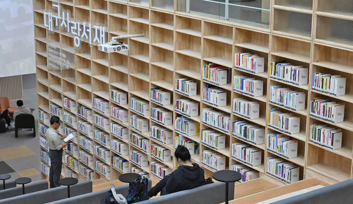 4일 오후 대구도서관을 찾은 시민들이 대구사랑서재를 이용하고 있다.
이지용기자 sajahu@yeongnam.com