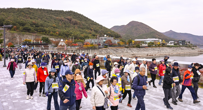 8일 대구시 군위군 삼국유사면 군위댐 둘레길에서 열린 제4회 군위 삼국유사 전국가족 걷기대회 참가자들이 군위댐 위를 걸으며 가을 정취를 만끽하고 있다. 이번 행사는 영남일보와 군위군체육회, 한국수자원공사가 공동 주최·주관했다.
이현덕기자 lhd@yeongnam.com