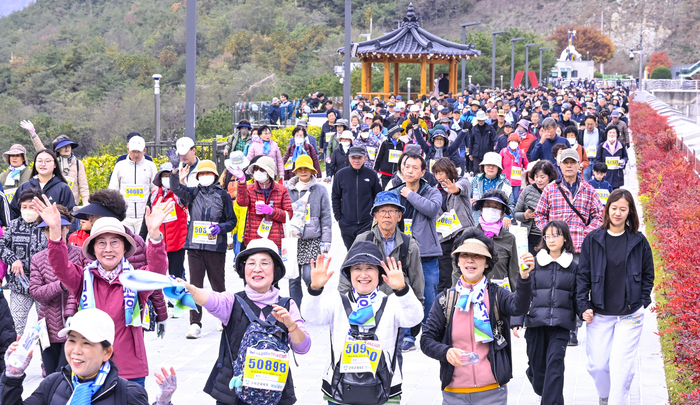 8일 대구시 군위군 삼국유사면 군위댐 둘레길에서 열린 제4회 군위 삼국유사 전국가족 걷기대회 참가자들이 군위댐 위를 걸으며 가을 정취를 만끽하고 있다.이번 행사는 영남일보와 군위군체육회, 한국수자원공사가 공동 주최·주관했다.
이현덕기자 lhd@yeongnam.com
