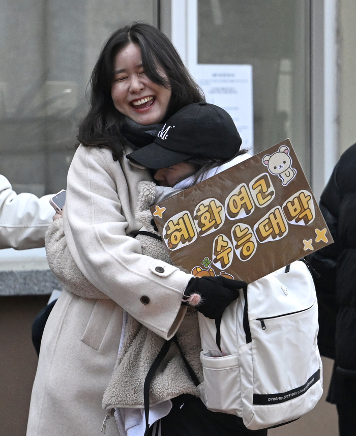 2026학년도 대학수학능력시험일인 13일 오전 대구시교육청 24지구 제15시험장인 수성구 대구여고 앞에서 선생님이 수험생을 응원하고 있다.
이윤호기자 yoonhohi@yeongnam.com