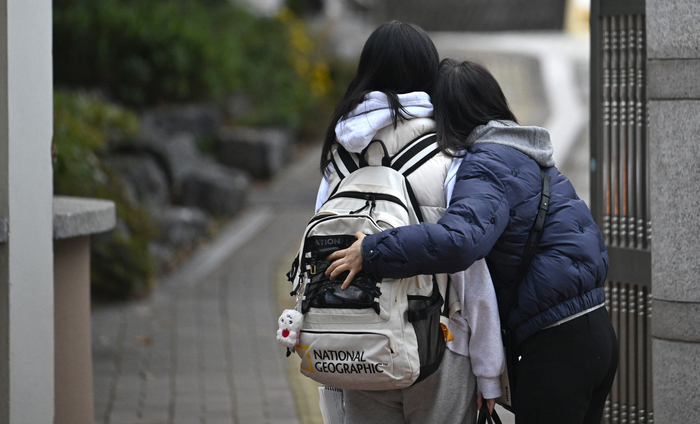 2026학년도 대학수학능력시험일인 13일 오전 대구시교육청 24지구 제15시험장인 수성구 대구여고 앞에서 수험생이 어머니의 포옹을 받고 있다.
이윤호기자 yoonhohi@yeongnam.com