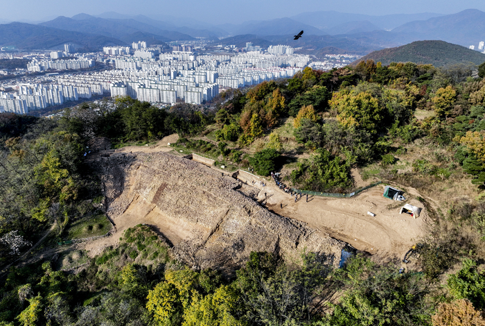 13일 대구 북구 노곡동 팔거산성 발굴 현장에서 참가자들이 성벽 몸체(체성) 조사 구간을 둘러보고 있다. 이번 공개 설명회는 신라 석축 성벽 가운데 가장 이른 시기의 양식으로 평가되는 구조가 확인됨에 따라 조사 성과를 소개하기 위해 마련됐다.
이현덕기자 lhd@yeongnam.com