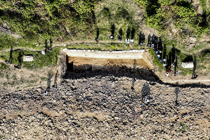 13일 대구 북구 노곡동 팔거산성 발굴 현장에서 참가자들이 성벽 몸체(체성) 조사 구간을 둘러보고 있다. 이번 공개 설명회는 신라 석축 성벽 가운데 가장 이른 시기의 양식으로 평가되는 구조가 확인됨에 따라 조사 성과를 소개하기 위해 마련됐다.
이현덕기자 lhd@yeongnam.com