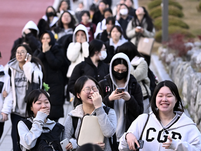 수능일인 13일 경북 경산시 진량고등학교에서 시험을 마친 수험생들이 환한 얼굴로 교정을 나오고 있다. 2026학년도 대학수학능력시험은 이날 전국 고사장에서 일제히 치러졌다.
이현덕기자 lhd@yeongnam.com