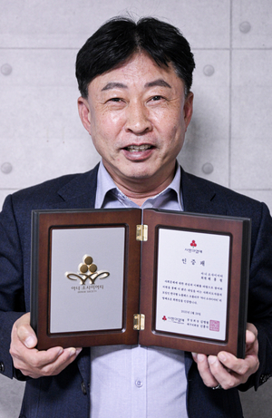 채홍철 ㈜대산전력 대표가 대구 달서구 자신의 사무실에서  아너소타이어티 회원 인증패를 들어 보이며 기부를 하게 된 계기를 말하고 있다. <이현덕기자 lhd@yeongnam.com>