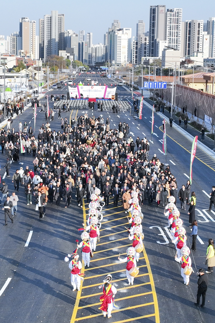 20일 대구 3차순환도로 동편 구간 개통 기념 행사에서 남구농악단이 선두에 서고 뒤이어 주민들이 새 도로 위를 함께 걸으며 행진하고 있다. 이번 행진은 개통된 도로를 주민에게 직접 공개하고 완전 개통의 의미를 나누기 위해 마련됐다.
이현덕기자 lhd@yeongnam.com